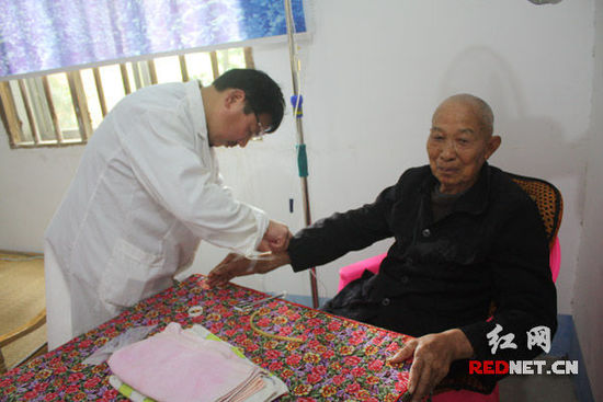 李石清正在給85歲的劉高生老人吊水。