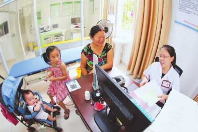 龍文區毅陽衛生服務站里，醫生為轄區內市民做日常體檢。