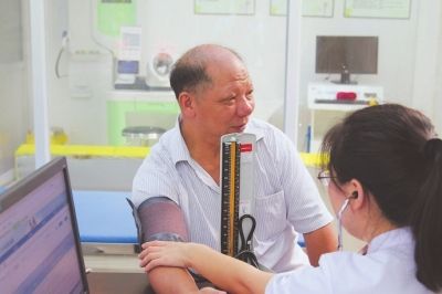 公辦衛生所里，醫生為群眾診療。